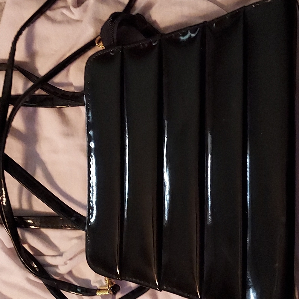 Black purse, 9'x7'